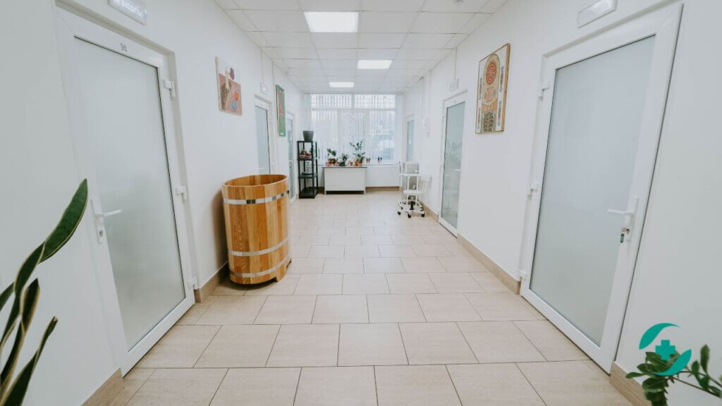 Клиника Здравница коридор с бочкой