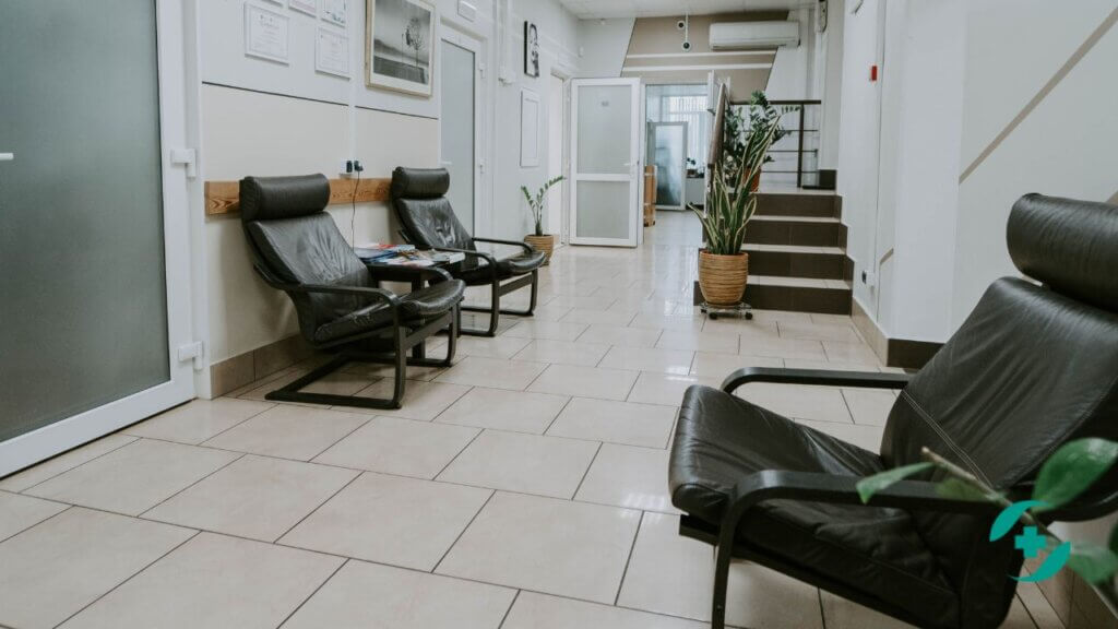 Клиника Здравница коридор с креслами