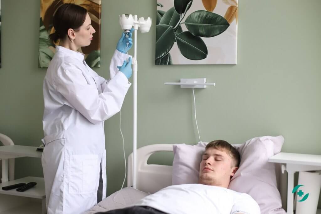 Врач-нарколог ставит капельницу пациенту после запоя